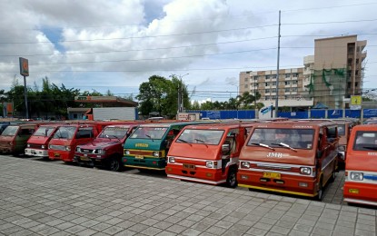 <p><strong>OLD JEEPNEYS</strong>. Jeepneys without franchise due to non-compliance with the Public Utility Vehicle Modernization Program are parked outside the Bacolod City Government Center on Tuesday (Nov. 8, 2022) as operators waited for the result of their dialogue with officials of the city government and the Land Transportation Office. The jeepney operators stopped plying their routes on Monday (Nov. 7, 2022) but were informed after the dialogue that they could resume operation so long as they join a transport cooperative or corporation as part of their compliance.<em> (PNA photo by Nanette L. Guadalquiver)</em></p>