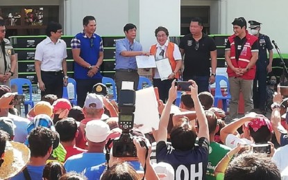 <p><strong>ASSISTANCE</strong>. President Ferdinand R. Marcos Jr. (4th from left) gives a certificate for financial assistance to affected families of Severe Tropical Storm Paeng to Antique Governor Rhodora J. Cadiao (next to PBMM) in a ceremony held at the old capitol building on Tuesday (Nov. 8, 2022). Cadiao said Antique is close to the heart of the president who came to the province to distribute assistance and conduct an assessment of the damage of the weather disturbance that lashed the province on Oct. 28. <em>(PNA photo by Annabel Consuelo J. Petinglay)</em></p>