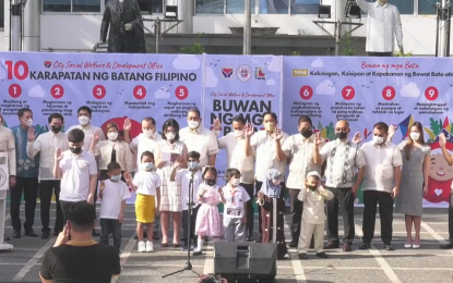 <p><strong>CHILDREN'S OATH</strong>. Taguig City Mayor Lani Cayetano leads the "panatang makabata" (children's oath) among children in Taguig on Monday (Nov. 7, 2022), live-streamed via Facebook. While the Facebook live was ongoing, a certain dummy account posted a comment indicating a bomb threat, though no explosive was found. <em>(Screengrab)</em></p>