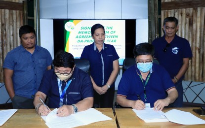 <p style="text-align: left;"><strong>SUPPORT TO FISH PRODUCTION.</strong> Regional Director Ricardo Oñate Jr. (right) of the Department of Agriculture–Caraga Region and Regional Director Nilo Selim Katada of the Bureau of Fisheries and Aquatic Resources-13 signed on Tuesday (Nov. 8, 2022) in Butuan City an agreement to pursue production of cultured bangus and tilapia using locally formulated feeds in the region. The project aims to produce a cost-efficient formulation of feeds for fish culture production in Caraga. <em>(Photo courtesy of DA-13)</em></p>