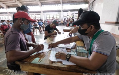 <p><strong>CASH AID</strong>. Trike drivers in Ilocos Norte each get cash aid worth PHP4,000. This forms part of the government's response to help individuals in crisis situation. <em>(Contributed)</em></p>