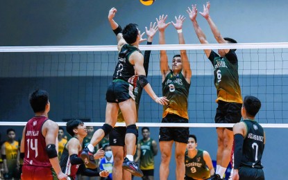 <p><strong>TOWERING DEFENSE.</strong> Mark Frederick Calado (6) and Raymond Sabanal (8) of Far Eastern University block Louis Gaspar Gamban (2) of the University of the Philippines during their match in the 2022 V-League Men's Collegiate Challenge at the Paco Arena in Manila on Wednesday (Nov. 9, 2022). FEU won, 25-23, 19-25, 25-19,26-24. <em>(Photo courtesy of PVL Media Bureau)</em></p>