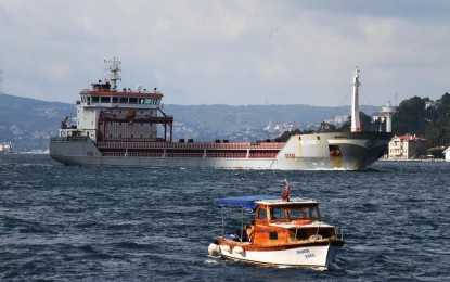<p>A vessel in the second caravan of ships transporting grain from Ukraine passes through the Bosphorus Strait in Istanbul, Türkiye, Aug. 7, 2022. <em>(Xinhua/Shadati)</em></p>