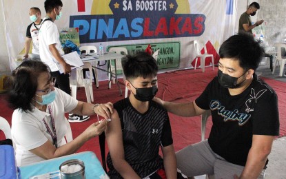 <p><span style="color: #252525;">A teenage boy receives his Covid-19 vaccine.<em> (PNA photo by Gil Calin</em></span><em><span style="color: #252525;">ga)</span></em></p>