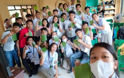 <p><strong>ANSWER SHEET</strong>. Students of Agri-120: Post Harvest Handling and Seed Technology at the West Visayas State University School of Agriculture in Calinog, Iloilo show the banana leaves they used as their answer sheet instead of paper during a quiz on Wednesday (Nov. 9, 2022). Licensed agriculturist and part-time instructor, Niel Amaca, said in an interview Thursday (Nov. 10, 2022), that the use of banana leaves as answer sheets is unique and environment-friendly. <em>(Photo courtesy of Niel Amaca)</em></p>