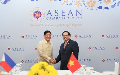 <p><strong>PH-VIETNAM TIES</strong>. President Ferdinand R. Marcos Jr. meets with Vietnamese Prime Minister Pham Minh Chinh on the sidelines of the 40th and 41st Asean Summit and Related Summits in Phnom Penh, Cambodia on Thursday (Nov. 10, 2022). During their meeting, Marcos described Vietnam as an “important partner” in ensuring food security. <em>(Photo courtesy of the Office of the Press Secretary)</em></p>