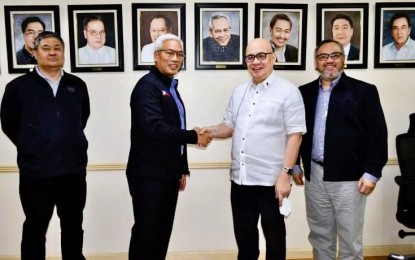 <p><strong>RACES FOR SEAG.</strong> Philippine Racing Commission chairman Aurelio "Reli" De Leon (2nd from right) and Philippine Sports Commission chairman Jose Emmanuel "Noli" Eala (2nd from left) shake hands after meeting at the PSC Building inside the Rizal Memorial Sports Complex in Manila on Thursday (Nov. 10, 2022). The Philracom will hold five races for the benefit of at least 800 athletes bound for SEA Games. <em>(Photo courtesy of PSC)</em></p>