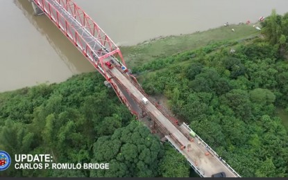 <p><strong>PASSABLE</strong>. The aerial view of the Carlos P. Romulo Bridge in Barangay Wawa in Bayambang, Pangasinan after the installation of a temporary bailey bridge. Department of Public Works and Highways (DPWH) 1 (Ilocos region) information officer Esperanza Tinaza said Thursday (Nov. 10, 2022) the bridge is passable only to light vehicles. <em>(Screenshot from Balon Bayambang's Facebook page)</em></p>