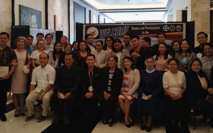 <p><strong>JUDGES</strong>. Members of the Eastern Visayas Regional Health Research and Development Consortium pose after a two-day symposium at the Summit Hotel in Tacloban City on Thursday (Nov. 10, 2022). The body picked three studies related to prenatal lifestyle, remote learning by nursing students during the pandemic, and infection control in government hospitals as the region’s best health research studies. <em>(PNA photo by Sarwell Meniano)</em></p>