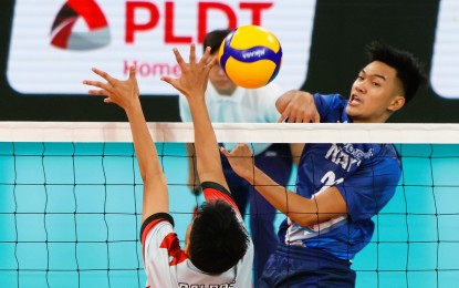 <p><strong>GOING FOR THE KILL.</strong> Christian Marcelino of PGJC-Navy (right) scores on a spike against Mark Baldos of Santa Rosa during their quarterfinal match Friday (November 11, 2022) in the Philippine National Volleyball Federation (PNVF) Champions League at the PhilSports Arena in Pasig City. PGJC-Navy goes on to win the match in straight sets to advance to the semifinals. <em>(Photo courtesy of PNVF)</em></p>