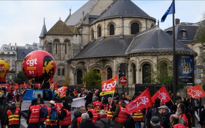 <p><strong>LABOR FORCE. </strong>Thousands of French workers hold rallies to demand pay hikes amid soaring prices.  Unions have staged strikes across several sectors in recent weeks also seeking the government's relief. (Anadolu)</p>