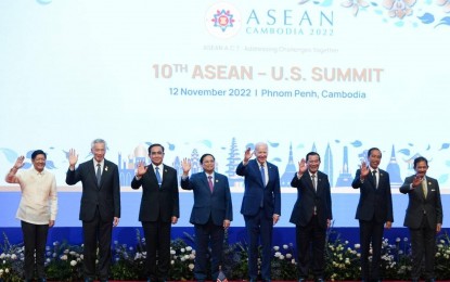 <p><strong>MOVERS AND SHAKERS.</strong> President Ferdinand R. Marcos Jr. (left) and fellow Southeast Asian Nations leaders welcome United States President Joe Biden (5th from left) to the ASEAN Summit in Phnom Penh, Cambodia on Saturday (Nov. 12, 2022). President Marcos Jr. said the comprehensive strategic partnership between the ASEAN and the US will further strengthen trade, security, peace, and economic cooperation. <em>(Photo courtesy of OP)</em></p>