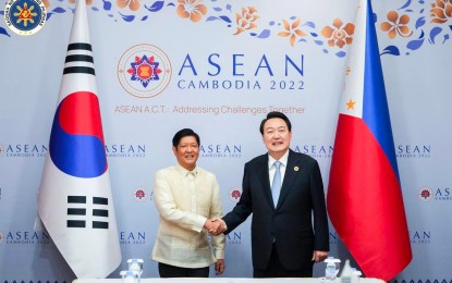 <p><strong>PH-SOKOR TIES</strong>. President Ferdinand R. Marcos Jr. and South Korea President Yoon Suk Yeol shake hands after they held their bilateral meeting at the Sokha Hotel in Phnom Penh, Cambodia on the sidelines of the 40th and 41st Association of Southeast Asian Nations (ASEAN) Summit and Related Summits on Saturday (Nov. 12, 2022). The two leaders agreed to step up cooperation on various areas, including security, infrastructure, and energy. <em>(Photo courtesy of Office of the President)</em></p>