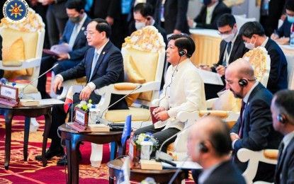 <p><strong>PRESSING ISSUES.</strong> President Ferdinand R. Marcos Jr. (center) encourages his fellow leaders to promote a people-oriented and people-centered recovery and development pathway beyond the Covid-19 pandemic during the 2nd ASEAN Global Dialogue in Phnom Penh, Cambodia on Sunday (Nov. 13, 2022). He said the Philippines is on the path to recovering from the global health crisis. <em>(Courtesy of Office of the President)</em></p>