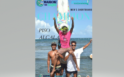 <p><strong>WINNER</strong>. Siargao Island surfer Piso Alcala gets a victory lift for winning the men’s short board division title of the 1st Mayor Dondon Longos Harok sa Tagbi Open Surfing Competition in Cagdianao, Dinagat Islands on Nov. 10-13, 2022. The Siargao team also bagged the women’s division courtesy of Sheila Mae Convicto. <em>(Photo courtesy of MIO Cagdianao)</em></p>