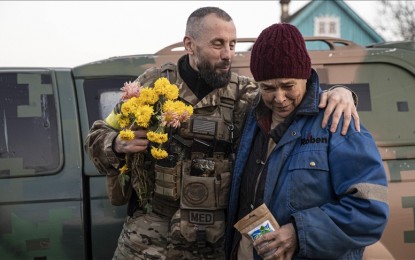 <p><strong>LIBERATED.</strong>  A soldier gets flowers from a civilian after the Ukrainian army enters Kherson city.  The soldiers liberated the city from Russian occupation. <em>(Anadolu)</em></p>