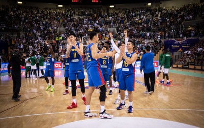 <p><strong>HUGE CROWD.</strong> Gilas Pilipinas thanks its fans in Jeddah for showing up in its game against host Saudi Arabia at the King Abdullah Sports City on Monday (Nov. 14, 2022-PH Time). The Philippines won, 76-63, to the delight of the huge crowd, mostly Filipinos working in Saudi Arabia. <em>(Photo courtesy of FIBA)</em></p>