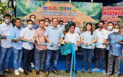 <p><strong>SHOE BAZAAR.</strong> Marikina City Mayor Marcelino Teodoro (5th from left) and Marikina First District Representative Maan Teodoro (3rd from right) lead the opening of this year’s Marikina Christmas Shoe Bazaar at the City Hall on Monday (Nov. 14, 2022). The mayor also announced that the city government will waive rental fees on the use of shoe exhibition stalls for members of the Philippine Footwear Federation Incorporated. <em>(Photo courtesy of Marikina LGU)</em></p>