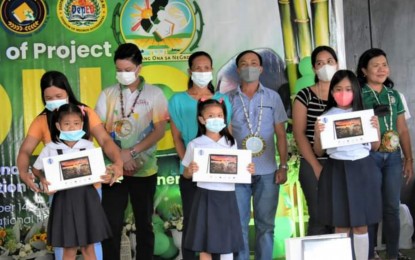 <p><strong>LEARNING TABLETS</strong>. Some of the grade school learners in Cauayan, Negros Occidental who received learning tablets from the provincial government on Monday (Nov. 14, 2022). The electronic gadgets will be used to provide an intervention called “Letters and Numbers on the MoVE: Mobile Videos for Education: A Gateway for Literacy and Numeracy” to be implemented by the Department of Education Division of Negros Occidental. <em>(Photo courtesy of PIO Negros Occidental)</em></p>