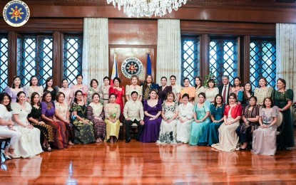 <p style="text-align: justify;"><strong>BREAKING BARRIERS.</strong> President Ferdinand R. Marcos Jr. leads the oath-taking of the new officers of the Association of Women Legislators Foundation, Inc (AWLFI) at the President's Hall of Malacañan Palace on Tuesday (Nov. 15, 2022). Marcos urged the AWLFI members to break barriers for women and help his administration end the violence against women and children. <em>(Photo courtesy of the Office of the President)</em></p>