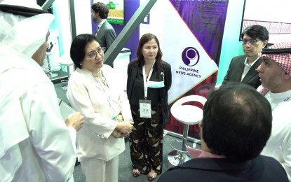 <p><strong>CHITCHAT.</strong> Philippine Ambassador to the United Arab Emirates Hjayceelyn Quintana (second from left) and News and Information Bureau Assistant Director Lee Ann Pattugalan chat with officials from Arabsat at the Global Media Congress in Abu Dhabi on Tuesday (Nov. 15, 2022). PNA's participation in the GMC bolsters the agency's intent to reach out to overseas Filipinos working and living not just in the UAE but in the Gulf region.<em> (PNA photo)</em></p>