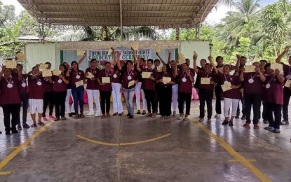 <p><strong>EMPOWERED FARMERS.</strong> Agrarian Reform Beneficiaries in Tulunan town, North Cotabato province, show their certificates after completing the Farmers Business School, a Department of Agrarian Reform program that empowers farmers through entrepreneurial knowledge, on Tuesday (Nov. 15, 2022). The graduates completed 25 FBS sessions that started in July this year. <em>(Photo courtesy of DAR-NoCot)</em></p>