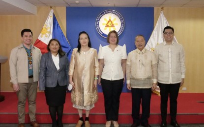 <p><strong>LEGAL, LABOR AID</strong>. Vice President Sara Duterte (3rd from the right) joins officials of the Public Attorney's Office and the Department of Labor and Employment after signing a memorandum of understanding on Wednesday (Nov. 16, 2022). Duterte said the Office of the Vice President may now expand its services through referrals of legal and employment concerns to the two agencies. <em>(Photo courtesy of the Office of the Vice President)</em></p>