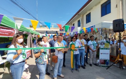 <p><strong>SUSTAINABLE LIVELIHOOD PROGRAM.</strong> Officials of the Department of Social Welfare Development (DSWD) and the local government unit pose in front of the trade fair showcasing the products of the DSWD’s Sustainable Livelihood Program beneficiaries on Nov. 16, 2022. There are 50 booths in the trade fair. <em>(Photo by Hilda Austria)</em></p>