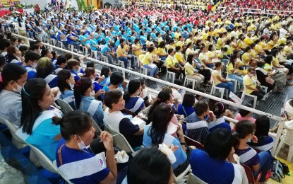 <p><strong>GRADUATES</strong>. The graduates of the Pantawid Pamilyang Pilipino Program (4Ps) attend the ceremony in Legazpi City on Wednesday (Nov. 16, 2022). The Department of Social Welfare and Development-Bicol said 3,988 households have graduated from 4Ps across the region. <em>(PNA photo by Connie Calipay)</em></p>