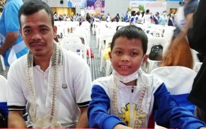 <p><strong>BICOL'S PRIDE</strong>. Ben Operiano (left), father of Bince Rafael, recalls the hardships that both he and his son went through before the kid emerged champion in the recently concluded 6th Eastern Asia Youth Chess Championship in Bangkok, Thailand. The father and son are from Oas town in Albay province. <em>(Photo by Connie Calipay)</em></p>