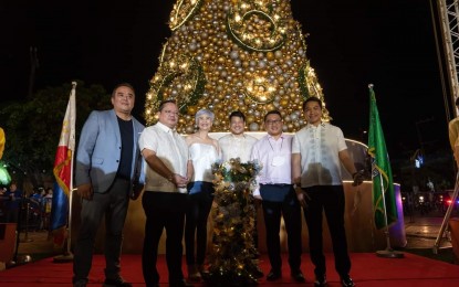 <p><strong>CHRISTMAS IN MANILA.</strong> Manila Mayor Honey Lacuna-Pangan (3rd from left) and Vice Mayor Yul Servo (3rd from right) lead other city government officials in the lighting of the 50-foot Christmas tree at the Kartilya ng Katipunan grounds near the Manila City Hall on Tuesday (Nov. 15, 2022). Lacuna-Pangan said the city government is set to release the year-end bonus of its workers on November 18 and will distribute gift boxes for residents on December 1. <em>(Photo courtesy of Manila PIO)</em></p>