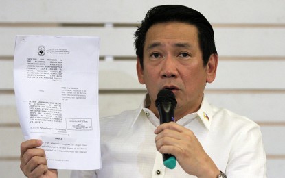 <p><strong>MISLEADING</strong>. Suspended National Irrigation Administration Administrator Benny Antiporda shows a copy of suspension order from the Office of the Ombudsman at a press conference in Quezon City on Wednesday (Nov. 16, 2022). He said the complaint against him was misleading, malicious, exaggerated, and untrue. <em>(Photo by Joseph Razon/PNA)</em></p>
