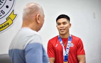 <p><strong>CDO PRIDE.</strong> Cagayan de Oro City Mayor Rolando Uy (left) greets Olympic medalist Carlo Paalam during the latter's courtesy visit on Thursday (Nov. 17, 2022). Paalam represented the Philippines again at the Asian Boxing Confederation's Elite Championship Tournament in Amman, Jordan, where he won a gold medal on Nov. 13. <em>(Photo courtesy of Cagayan de Oro CIO)</em></p>