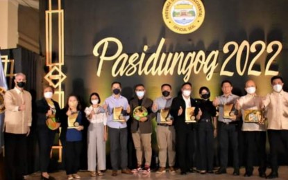 <p><strong>AWARDEES</strong>. Negros Occidental Governor Eugenio Jose Lacson (left) with the 10 awardees of the “Pasidungog sa mga Bag-o nga Baganihan sang Probinsiya” (Awards for the New Heroes of the Province) in rites held at the Provincial Capitol Social Hall in Bacolod City on Wednesday night (Nov. 16, 2022). Lacson thanked the outstanding taxpayers for dutifully and religiously meeting their respective real property tax dues, which the province needs in its recovery efforts from the adverse effects of the coronavirus disease 2019 pandemic. <em>(Photo courtesy of PIO Negros Occidental)</em></p>