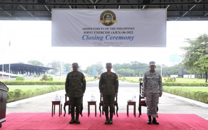 <p><strong>CLOSING RITES.</strong> AFP chief Lt. Gen. Bartolome Vicente Bacarro (center) leads the closing rites of the annual DAGIT-PA exercises at the AFP headquarters in Camp Aguinaldo, Quezon City on Friday (Nov. 18, 2022). The annual unilateral exercise was aimed at testing the AFP’s territorial defense capabilities as it continues to promote and uphold peace and stability across the region. <em>(Photo courtesy of AFP)</em></p>