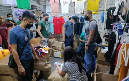 <p><strong>FAKE APPAREL.</strong> CIDG members swoop down on a store selling counterfeit clothing items at a mall in Baclaran in Parañaque City on Thursday (Nov. 17, 2022). Authorities seized PHP1.3 million worth of fake clothing items during the raid.<em> (Contributed photo)</em></p>