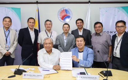 <p><strong>FREE Wi-Fi.</strong> DOTr Secretary Jaime Bautista (front row left) and Converge CEO and co-founder Dennis Anthony Uy show the memorandum of agreement that will provide free Wi-Fi services in passenger terminals of nine international and domestic airports across the country. Bautista and Uy say the program will improve connectivity services in airports and will ensure that people have a great experience in these facilities. <em>(Photo courtesy of Converge)</em></p>