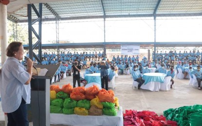 <p><strong>BISITA SACADA.</strong> Antique Governor Rhodora J. Cadiao speaks during the "Bisita Sacada" on Dec. 5, 2021 where migrant sugar workers were provided with financial assistance and food packs. About 460 sacadas will receive financial assistance during the annual Bisita Sacada on December 7-10, a local official said Friday (Nov. 18, 2022). <em>(PNA photo courtesy of Sacada Desk)</em></p>