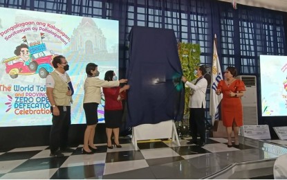 <p><strong>ZERO OPEN DEFECATION.</strong> Iloilo Governor Arthur Defensor Jr. and Western Visayas Center for Health Development Assistant Regional Director Dr. Sophia Pulmones (2nd and 3rd from right, respectively) join the unveiling of the Zero Open Defecation seal for the province during the celebration of the World Toilet Day at the Casa Real on Friday (Nov. 18, 2022). The province is the first to be conferred the ZOD seal in Western Visayas. <em>(PNA photo by Perla G. Lena)</em></p>