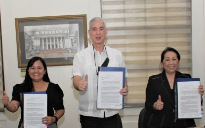<p><strong>PARTNERSHIP.</strong> Negros Occidental Governor Eugenio Jose Lacson (center) with AFS Philippines president Rahiema Bagis-Guerra (right) and Negros Occidental Language and Information Technology Center vocational school administrator Ma. Cristina Orbecido after the signing of the memorandum agreement at the Provincial Capitol in Bacolod City on Thursday (Nov. 17, 2022). The renewed partnership allows the province to host more foreign partners, students, and volunteers who will study the English language and immerse in Filipino culture. <em>(Photo courtesy of PIO Negros Occidental)</em></p>