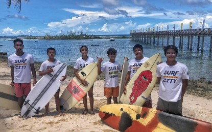 <p><strong>SURFERS</strong>. Local surfers of Borongan City in Eastern Samar province are shown in this Oct. 2, 2022 photo. Local participants in the Surf in the City 2022 who will join the cleanup drive on Nov. 19-20 will get free entry to the national surfing competition. <em>(Photo courtesy of Borongan City government)</em></p>