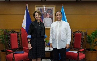 <p>US Ambassador to Manila MaryKay Carlson (left) and OPAPRU chief Secretary Carlito Galvez (right)<em> (Photo courtesy of OPAPRU)</em></p>