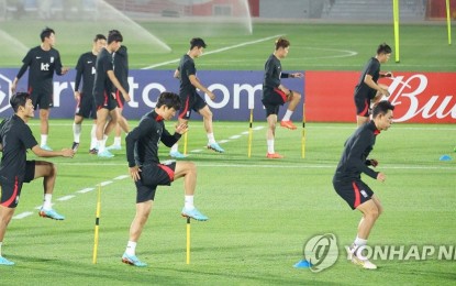 <p><strong>GETTING READY.</strong> The South Korean team trains ahead of the FIFA World Cup at the Al Egla training facility in Doha, Qatar on Thursday (Nov. 17, 2022). It opens its bid on November 24 against Uruguay, the first Group H match for both countries. <em>(Yonhap)</em></p>