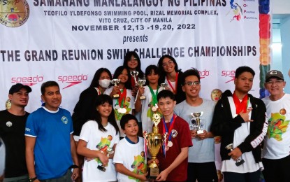 <p><strong>SUCCESSFUL CAMPAIGN.</strong> Aqua Sprint Swim Club (ASSC) head coach Manny Thruelen (second from left) poses with his team during the awarding ceremony of the Samahang Manlalangoy ng Pilipinas (SMP)-Congress of Philippine Aquatics, Inc. (COPA) Grand Reunion Swim Challenge Championships at the Teofilo Ildefonso pool inside the historic Rizal Memorial Sports Complex on Nov. 20, 2022. ASSC bets Paulene Beatrice Obebe, Anya dela Cruz and Arbeen Miguel Thruelan were crowned Most Outstanding Swimmers in the SMP-COPA. <em>(Contributed photo)</em></p>
