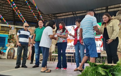 <p><strong>TIMELY GIFT</strong>. Senator Imee Marcos (center) joins the distribution of PHP3,000 cash each to 3,000 beneficiaries at Lamberto Macias Sports Center in Dumaguete City, Negros Oriental on Sunday (Nov. 20, 2022). The aid is under the Assistance to Individuals in Crisis Situation of the Department of Social Welfare and Development.<em> (PNA photo by Judy Flores Partlow)</em></p>