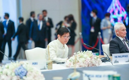 <p><strong>IMPRESSIVE </strong>President Ferdinand R. Marcos Jr. at the Asia-Pacific Economic Cooperation (APEC) economic leaders’ informal dialogue.  Former President and now Pampanga Rep. Gloria Macapagal-Arroyo said the president made a very good impression during the summit. <em>(Photo courtesy of Bongbong Marcos Facebook page) </em></p>