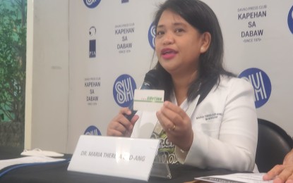 <p><strong>ORGAN DONATION.</strong> Dr. Ma. Theresa Bad-ang, nephrologist and head of Southern Philippines Medical Center-Human Advocate and Retrieval Effort (SPMC-SHARE), shows a sample organ donor card before the media during a press briefing in Davao City on Monday (Nov. 21, 2022). She reiterates an earlier call to the public to allow donations from their 'brain-dead' family members. <em>(PNA photo by Che Palicte)</em></p>