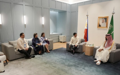 <p><strong>FRUITFUL.</strong> President Ferdinand R. Marcos Jr. and Saudi Crown Prince Mohammed bin Salman meet on the sidelines of the 29th Asia-Pacific Economic Cooperation Summit in Bangkok, Thailand on Friday (Nov. 18, 2022), witnessed by Department of Migrant Workers Secretary Susan Ople (2nd from left). The prince said the Saudi government would cover the unpaid claims and wages of about 10,000 overseas Filipino workers displaced from companies that filed for bankruptcy in 2015 and 2016.<em> (Courtesy of Office of the Press Secretary)</em></p>