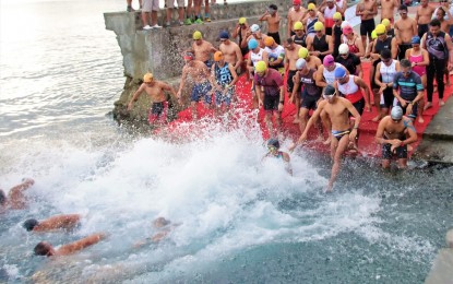 <p><strong>CHARTER DAY.</strong> Scores join the Aquathlon Race on Sunday (Nov. 20, 2022) with the starting point at the Pantawan People's Park in Dumaguete City. The sporting event is in line with the city's 74th Charter Day celebration. <em>(Photo from Lupad Dumaguete/City PIO Facebook page)</em></p>