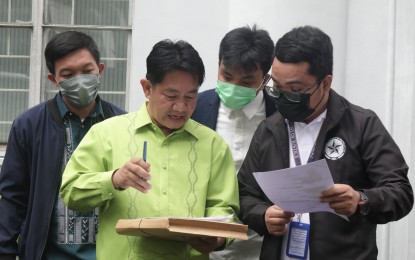 <p><strong>SERVED.</strong> Rocky Balisong (2nd from left), lawyer of suspended Bureau of Corrections chief Gerald Bantag, personally receives the subpoena issued by the prosecution panel at the Department of Justice in Manila on Monday (Nov. 21, 2022). The preliminary investigations on the deaths of broadcaster Percival “Ka Percy Lapid” Mabasa and inmate Jun Villamor are set on Wednesday (Nov. 23) at 9 a.m. and Dec. 5 at 1 p.m. <em>(PNA photo by Benjamin Pulta)</em></p>
<p> </p>